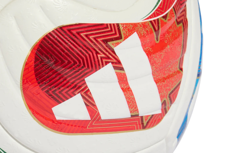 Detail van de WK 2026 bal met rood Adidas-logo en glanzend patroon