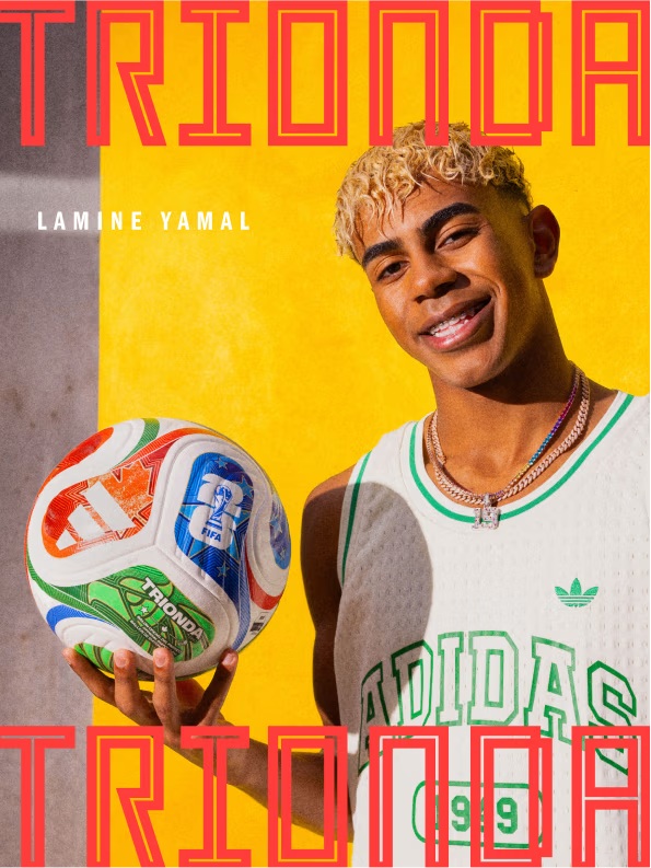 Lamine Yamal met de officiële WK bal