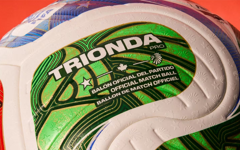 De officiële WK 2026 wedstrijdbal Trionda van Adidas met groen design