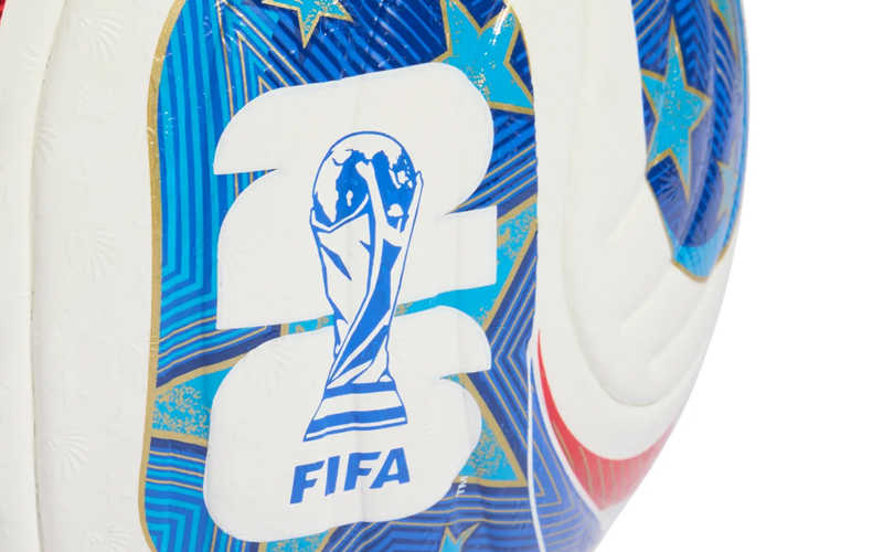 Blauw vlak op de WK 2026 bal met het officiële FIFA Wereldbeker-logo