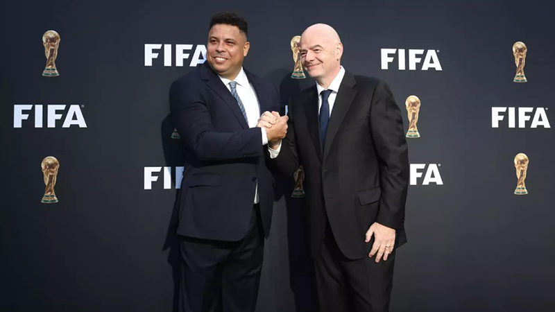 Gasten Ronaldo en Infantino tijdens onthulling van het beeldmerk van het WK 2026